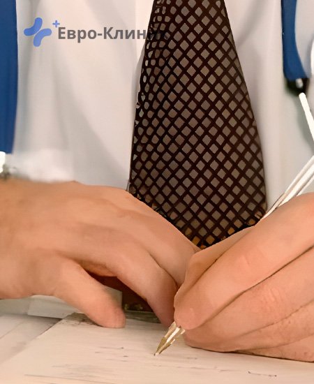 доктор с ручкой сидит за столом